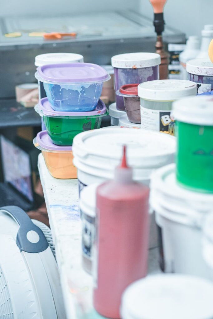 a group of plastic containers with lids